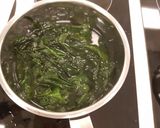 Foto del passaggio 2 della ricetta Alghe e calamari in salsa piccante (Miyok ogingho mucim)