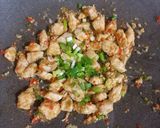 Foto langkah ke 2 dari resep Oseng Ayam Bumbu Taichan.