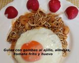Foto del paso 8 de la receta: Gulas con gambas al ajillo, almejas, tomate frito y huevo