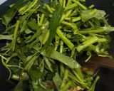 Foto langkah ke 3 dari resep Kangkung Saus Tiram.
