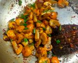 A picture of step 2 of Garlic Chutney Mushroom.