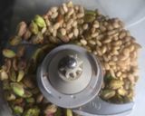 Foto del paso 2 de la receta: Salsa estilo "pesto", de albahaca 🌿 sin queso, con pistachos y piñones