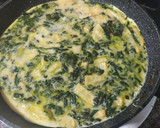 Foto del paso 6 de la receta: Tortilla de espinacas patatas cebolla y ajo