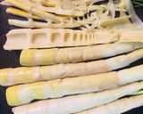 Hình bước làm 2 của món Măng tươi xào thịt ba chỉ ram