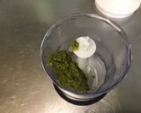 Une image de l'étape 1 de Sauce salade au pesto de fanes de radis.