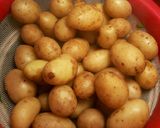 Foto del paso 6 de la receta Estofado de patatas baby con acelgas y pimientos