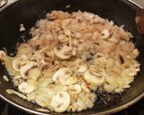 Foto del paso 2 de la receta: Corazones de alcachofa con lecho de pollo, cebolla y champiñones
