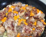 Foto del paso 3 de la receta: Masas de cerdo salteadas con zanahoria y tomate