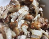 Hình bước làm 2 của món Thịt ba chỉ rang cháy cạnh