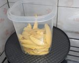 Foto langkah ke 5 dari resep Asinan Mangga Pedas Manis.