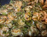 Foto del paso 4 de la receta: Pasta con camarones y Cebollines