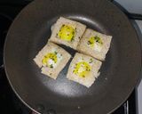 Foto langkah ke 6 dari resep Mini Egg in Bread Hole Toast (Telur Puyuh di dalam Roti Berlubang).