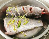 Hình bước làm 1 của món Cá hấp cuốn bánh tráng