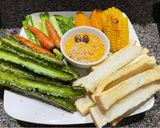 Hình bước làm 2 của món Cá ngừ, cồi sò điệp nướng sa tế và lá dứa