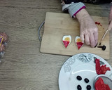 Foto del paso 3 de la receta: Canapés de salmón, y huevos de Papá Noel