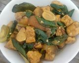 Foto langkah ke 5 dari resep Oseng Kikil Tahu.