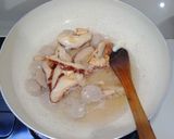 Foto langkah ke 2 dari resep Brokoli tumis bakso.