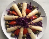 Foto del paso 3 de la receta: Ensalada de col lombarda con espárragos, tomate 🍅 y aceitunas