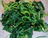 Foto langkah ke 2 dari resep Sigeumchi Namul (Salad Bayam Korea).