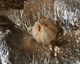Foto del paso 1 de la receta: Pulpitos salteados con puré de ajos y concasé de tomate
