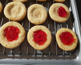 Foto del paso 6 de la receta: Galletitas con jalea de frutillas sin manteca