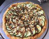 Une image de l'étape 5 de Pizza courgettes tomates aubergines feta anchois câpres italiennes.