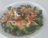 Foto del paso 7 de la receta: Ensalada de Navidad con salmón ahumado, kiwi y frutos secos