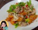 รูปขั้นตอนการทำที่ 8 ของ ยำหมูยอไส้กรอก ใส่ซอสพริก #6