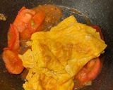 Foto langkah ke 3 dari resep Tomato eggs stir fry.