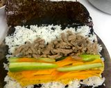 Hình bước làm 3 của món Kimbap (Cơm cuộn Hàn Quốc)