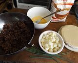 Foto del paso 1 de la receta: Empanadas de morcilla con queso feta y cebollino