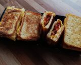Foto langkah ke 7 dari resep Sandwich Roti Telur Lipat.