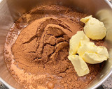 Foto del paso 7 de la receta: Tarta de chocolate muy húmeda con cobertura cremosa