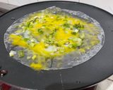 Foto langkah ke 4 dari resep Vietnamese Street Pizza - Banh Trang Nuong.