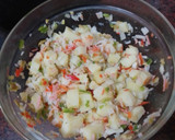 Foto del paso 3 de la receta: Papas aliñadas con atún y palitos de cangrejo