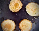 Foto del paso 2 de la receta: Miniaperitivo con bonito del norte (I): Blini con bonito y cebolla caramelizada