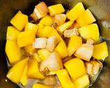 Hình bước làm 3 của món Thịt Kho Đu Đủ Hườm