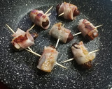 Foto del paso 2 de la receta: Dátiles rellenos de queso azul envueltos con bacon