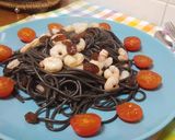 Foto del paso 2 de la receta: Espaguetis negros con gamas y tomate