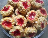 Foto langkah ke 4 dari resep Strawberry Thumbprint Cashew Peanut Cookies.