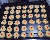 Foto langkah ke 3 dari resep Kue semprit dahlia jadul.