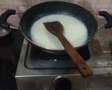 A picture of step 2 of Strawberry custard shake.