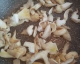 Foto del paso 2 de la receta: Ensalada de gulas templadas y mango