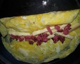 Foto del paso 3 de la receta: Tortilla de huevos con queso y salami
