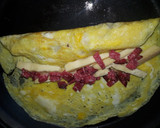 Foto del paso 3 de la receta: Tortilla de huevos con queso y salami