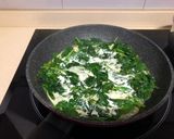 Foto del paso 2 de la receta: Espinacas con gambas y queso