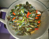 Foto langkah ke 3 dari resep Kerang saus padang.
