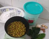 Foto langkah ke 1 dari resep Peyek Kacang Hijau.