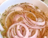 Foto del paso 1 de la receta: Carpaccio de tomate con cebolla morada encurtida