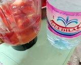 صورة لخطوة 1 من وصفة مشروب الفراولة🍓 والليمون 🍋